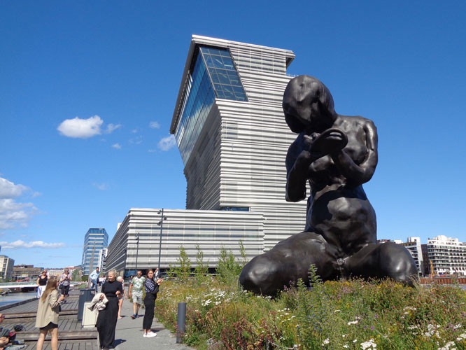 Das neue Munch-Museum in Oslo mit Skulptur von Tracey Emin (The Mother, 2022) © Harald Kother